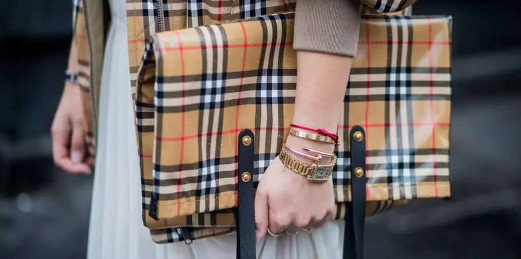  Burberry (BRBY) minta