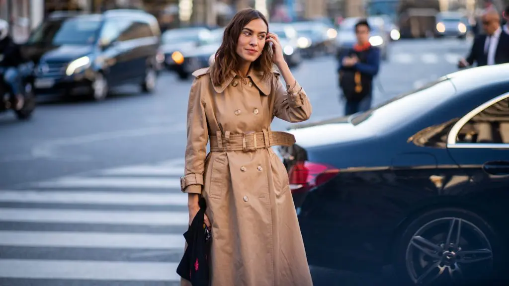 a híres garbadine anyagból készült Burberry viharkabát