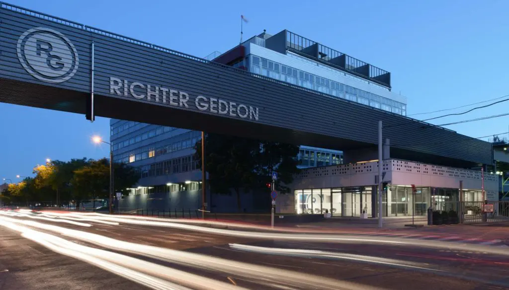 Richter részvény árfolyam: a budapesti Richter Gedeon gyárépületének átjárója